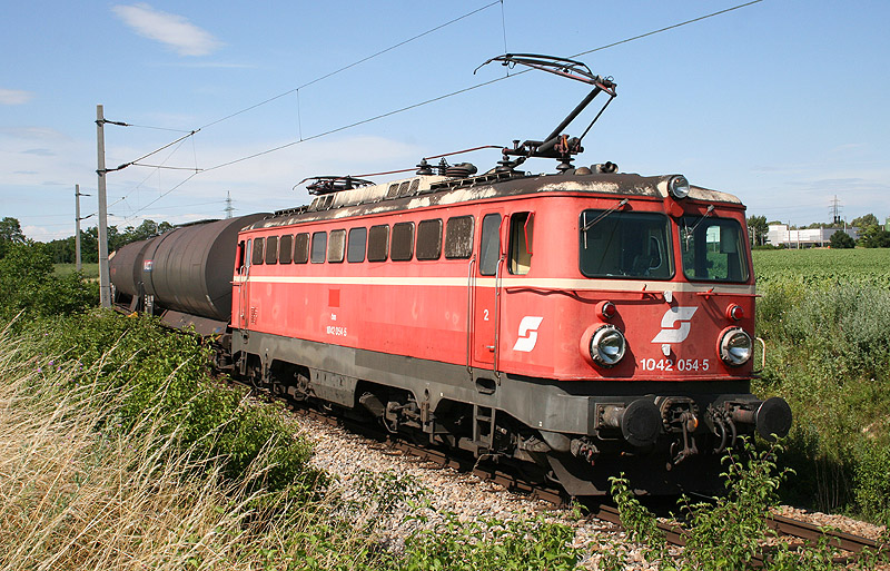 1042 054 mit dem Kesselzug 57705 am 30. Juni 2008 im Bereich des Zentralverschiebebahnhofes Kledering