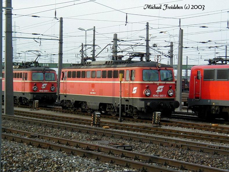 1042 055-2 am 01.Mrz 2003 wartet im ZVBF Wien auf ihren nchsten Einsatz