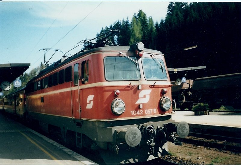 1042 057 mit einem Regionalzug nach Innsbruck im Mai 1998 im bekannten Skiort Kitzbhel.