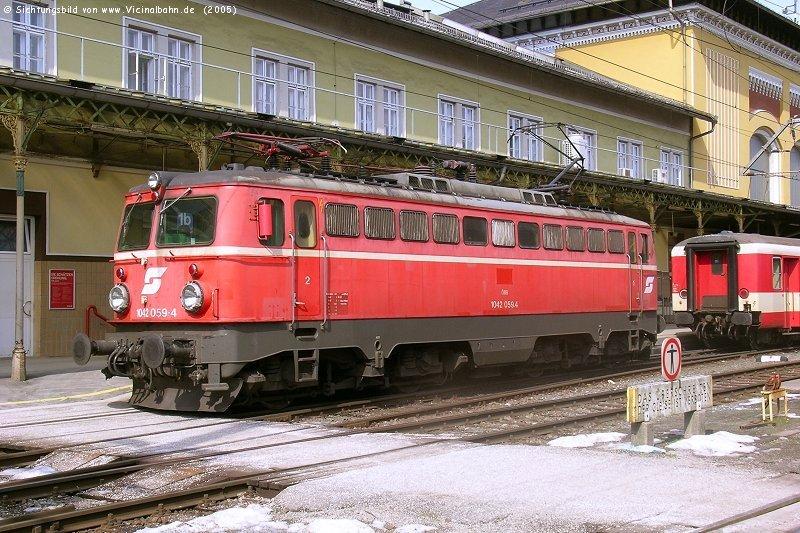 1042 059 verlie am 15.3.'05 in Salzburg ihren Nahverkehrszug, um in die Remise einzurcken.