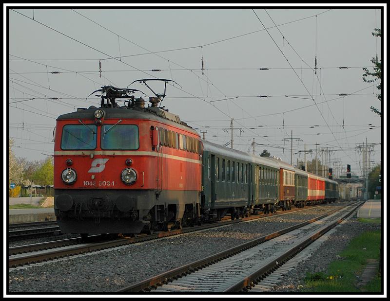 1042 503 war am 22.4.2006 fr den  Erlebniszug Zauberberge  eingeteilt. Das Foto entstand bei der Rckfahrt als E 1974 in Bad Vslau.