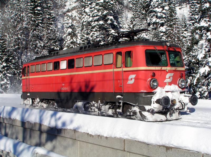 1042 513 als Lokzug auf dem Krauselklause Viadukt am Semmering (5.2.2005) - etwas sp�ter wird sie einem G�terzug als Vorspann dienen