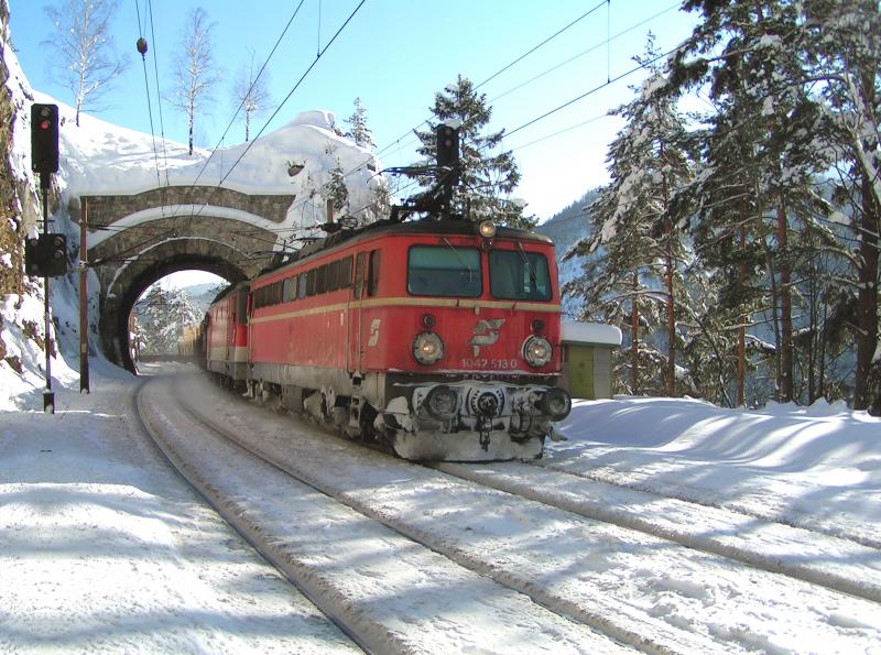 1042 513 leistet am 5.2.2005 einem G�terzug Vorspann (hier beim Krauseltunnel kurz nach Breitenstein Richtung M�rzzuschlag)