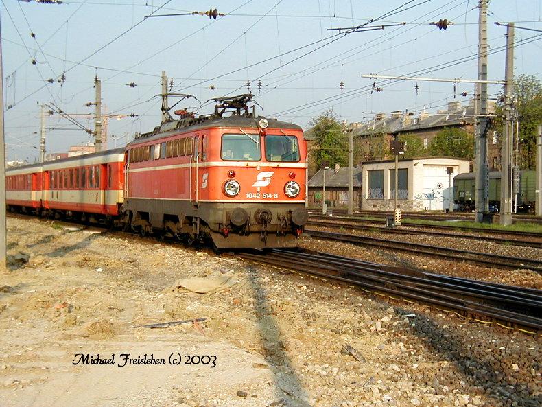 1042 514-8, am 17.April 2003 bei der Ausfahrt aus dem Bahnhof Wien Meidling