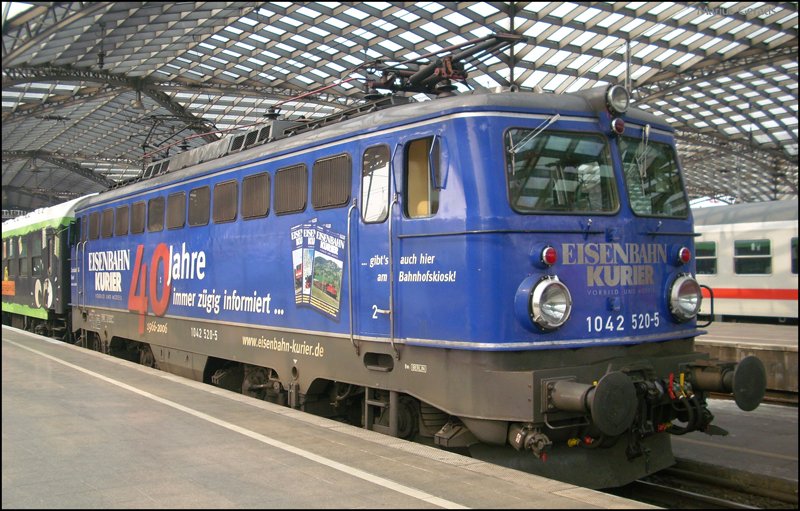 1042 520-5  40 Jahre Eisenbahn Kurier  mit einem leeren Wagenpark durch Kln Hbf 13.4.2009