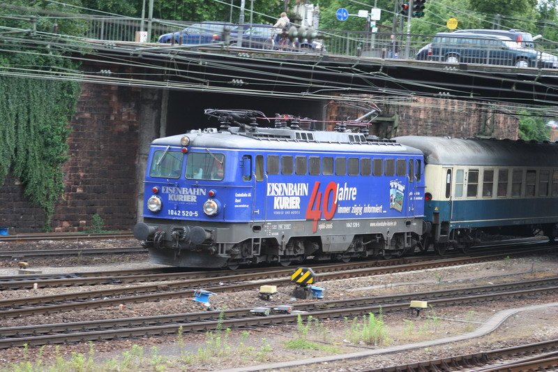 1042 520-5 beschriftet mit 40 Jahre Eisenbahn Kurier f�hrt in den Offenburger Bahnhof ein. 26.06.2007