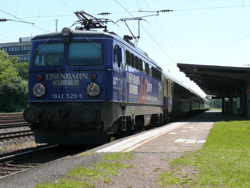 1042 520-5 der Eisenbahn-Kurier durchfuhr im frhen Nachmittag Kln-West. Die Alkoholfahne, die vom Zug ausging, war sogar auf dem Bahnsteig wahrnehmbar. Aufgenommen am 23/05/2009.