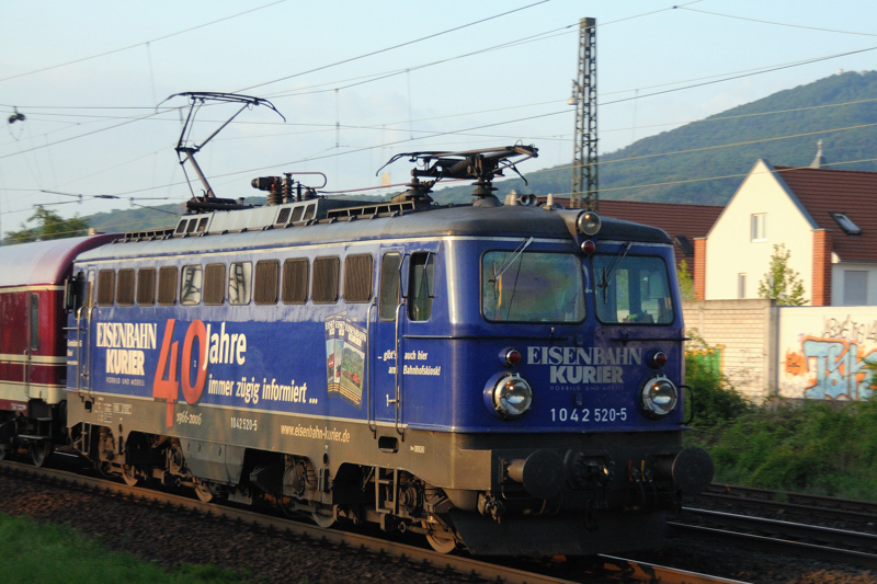 1042 520-5  Eisenbahn Kurier  in tiefstehender Sonne im Lokportrait. (Auerbach, Ende April 2009).