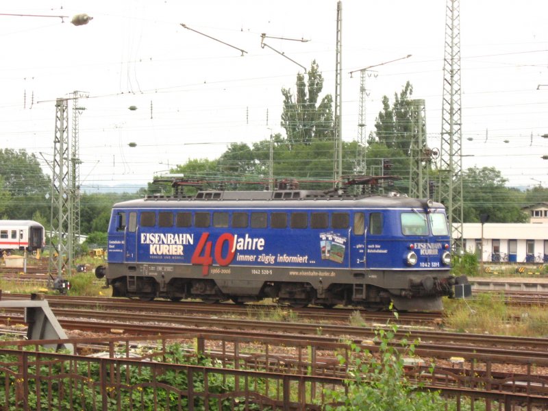 1042 520-8 mit der Ek Werbung steht im Gleisvorfeld des Karlsruher Hauptbahnhof 7.8.07