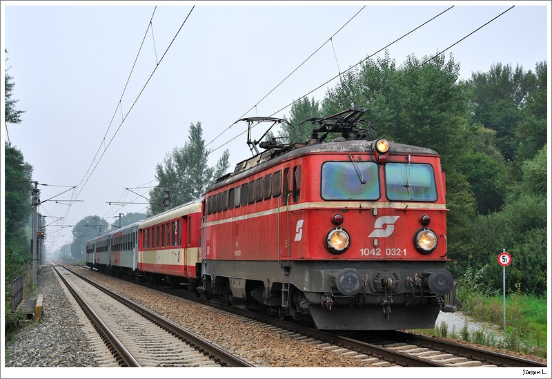 1042.032 mit dem R2699. Danke an den Tfzf f�r's Aufblenden! Gramatneusiedl, 18.9.2009.
