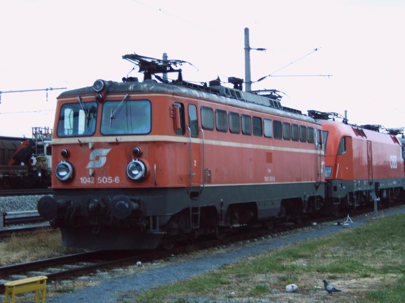 1042.505-6 und ein Taurus abgestellt
in Wels am Verschiebebahnhof
( aufgenommen am 11.06.2005 )