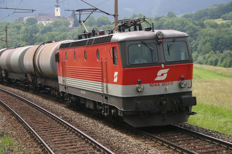 1044 003-0 verlsst mit einem Kesselwagenzug den Bahnhof Gloggnitz in Richtung Semmering. (12.6.2005)