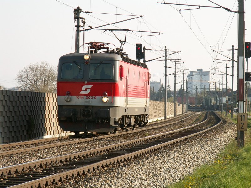 1044 003 am 11.4.2007 als Lokzug nach Linz, hier vor Ansfelden