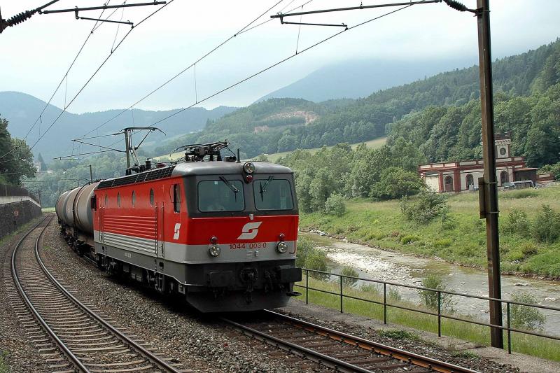 1044 003 verlt den Bahnhof Gloggnitz mit einem Kesselwagenzug am 12.6.2005