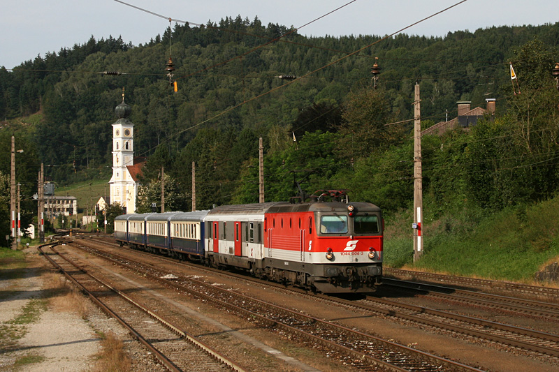 1044 006, eine der wenigen 44er, die noch einen  Pflatsch  besitzt, konnte am26.08.2009 mit dem EZ 5921 in Wernstein am Inn abgelichtet werden.