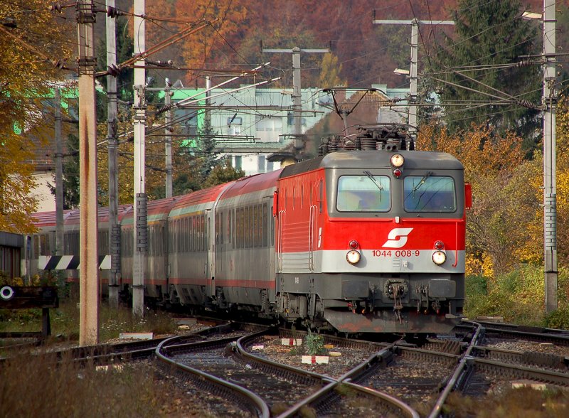 1044 008 im herbstlichen Wienerwald. Fotografiert am 01.11.2007 kurz vor Unter Purkersdorf. 