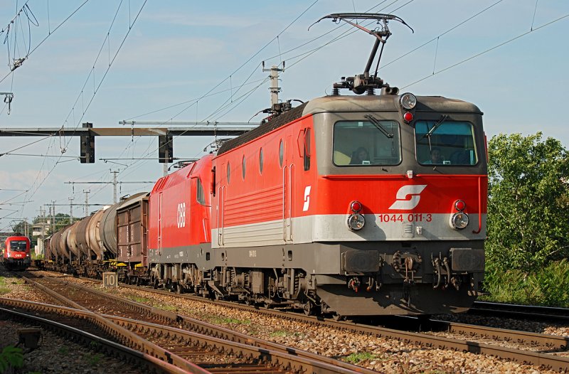 1044 011 am 10.07.2009 kurz vor Wien Haidestrae Richtung Wien Zvbf.