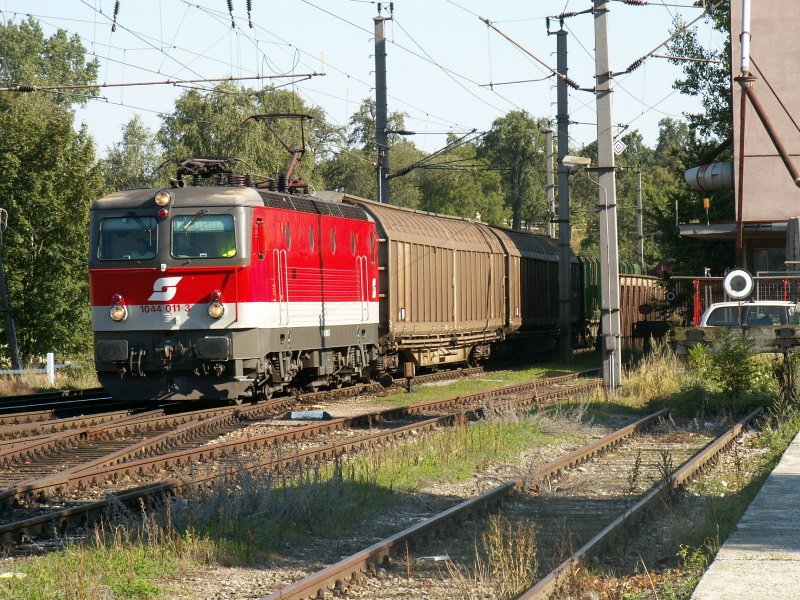 1044 011 mit gemischten Gterwaggons hat soeben die Betriebsgleise der Papierfabrik Nettingsdorfer verlassen und ist auf dem Weg, um sich auf Gleis 1 des Bahnhofes Nettingsdorf abzustellen. In weiterer Folge wird dieser Zug als 65916 nach Linz Verschubbahnhof fahren. (1.8.2007)