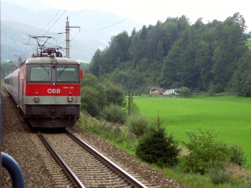 1044 014 begegnet mit ihrem IC/EC dem EC 33 Wien-Sd - Venezia zwischen Mrzzuschlag und Bruck an der Mur. 30.08.08
