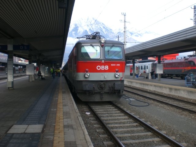 1044 015 wird wohl auch bald zu einer 1144er werden!
Am 6.12.2008 war sie jedoch noch als 1044er vor einem IC aus Graz in Innsbruck Hbf. Wenige Stunden spter bespannte sie den Gegenzug.