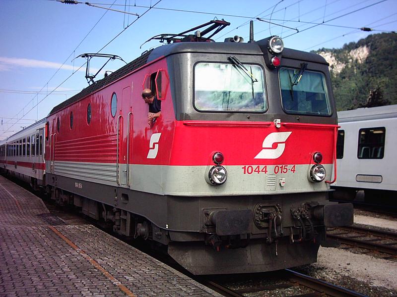 1044 015 - die Zuglok des IC 119 am 23.8.04 in Hohenems