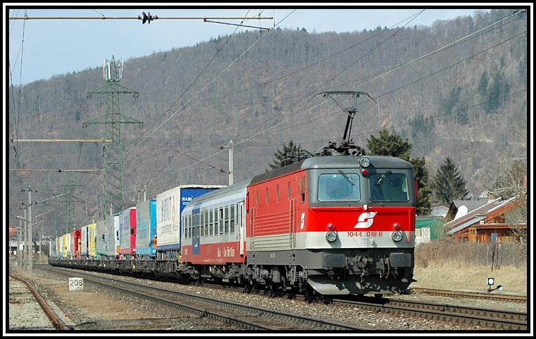 1044 018 am 22.3.2006 kurz vor Graz mit einer RoLa Richtung Sden utnerwegs.