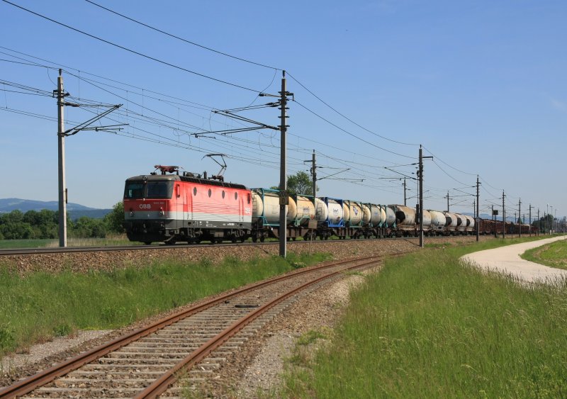1044 020 mit einem Gterzug unterwegs auf der Westbahn bei Hrsching. Aufgenommen am 17. Mai 2009.