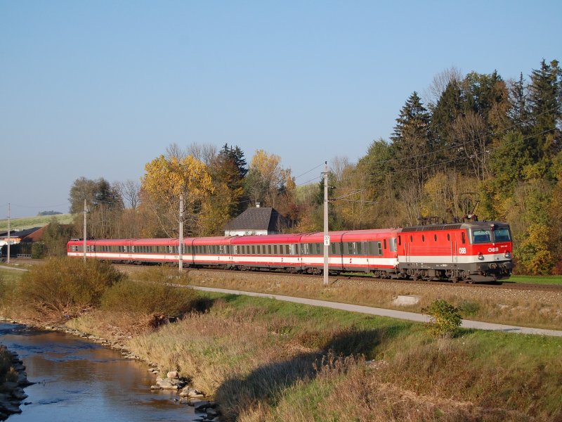 1044 021 vor einem Triebzug 4010/6010.
Diese Zusammensetzung ergab am 16.10.2007
den IC 601  Hollywood Megaplex Kino .Das Foto 
entstand kurz vor Wartberg/Kr.

