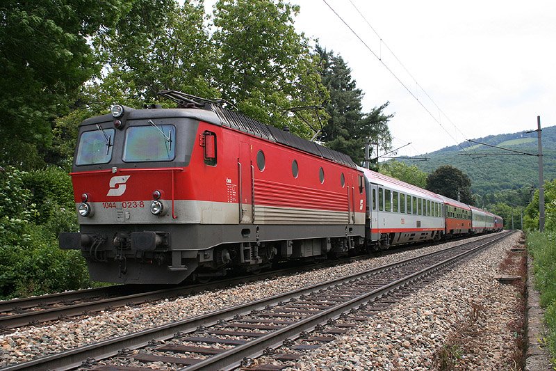 1044 023 am 11. Juni 2006 mit dem IC 644 durch den Wienerwald unterwegs nach Salzburg.