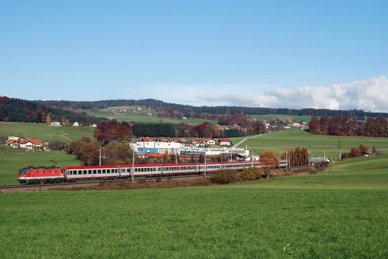 1044 023  mit IC 690 bei Weng (05.11.2007)