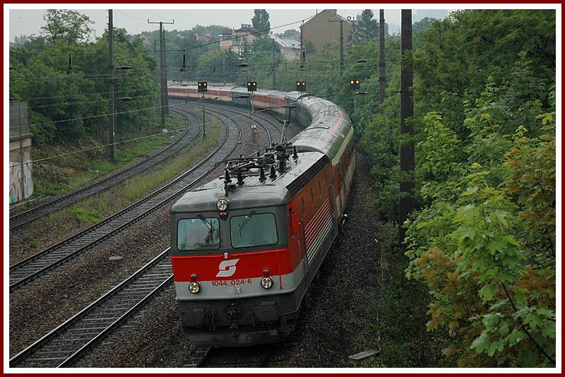 1044 024 am 10.11.2006 mit dem Erlebniszug Ennstal und dem Erlebniszug Donau in Maxing. Die beiden Erlebnisz�ge werden bis Amstetten vereint gef�hrt