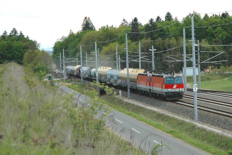 1044 026 und eine weiter 1X44 (abgebgelt) fhrt mit ihrem Gterzug Richtung Graz durch Kalsdorf durch (11.5.2005)