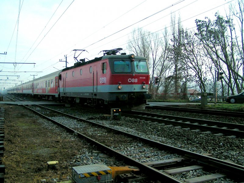 1044 028-9 rast mit IC402(Gerlach) bei Bruck/Leitha Richtung Wien; 081210