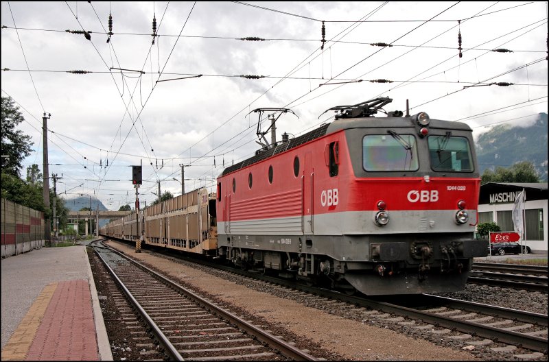 1044 028 schleppt einen leeren Autozug Richtung Wrgl. (04.07.2008)