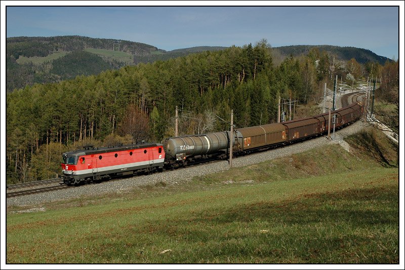 1044 029 mit ihrem Gterzug am 10.4.2008 bei der Talfahrt der Semmering Nordrampe zwischen Eichberg und Kb aufgenommen.