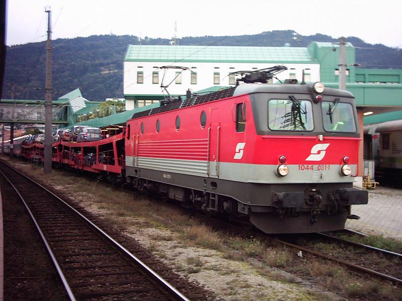 1044 031 mit einem umgeleiteten EN von Wien nach Feldkirch am 1.10.2005.
Am Haken dieser Zug sogar Autobefrderungswagen die man in Bregenz normalerweise nie sieht.