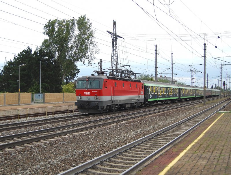 1044 032 ist am 20.09.2008 mit einem
Sonderzug in Marchtrenk durchgefahren.