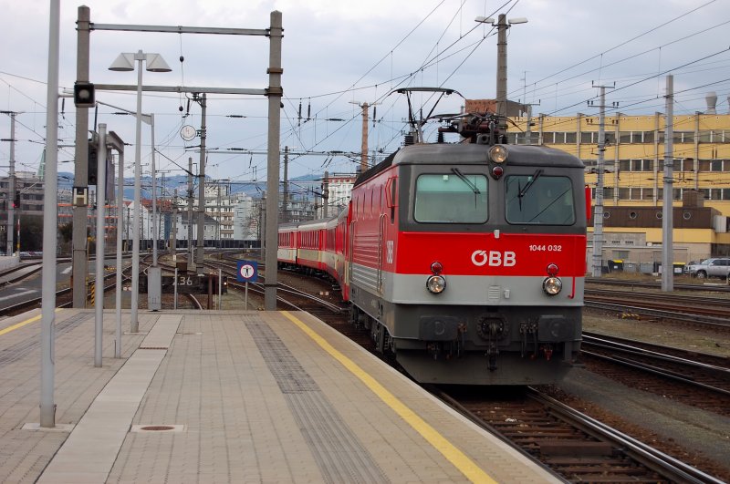 1044 032 zieht einen  Schlierenwagen  - Zug in  Jaffa  - Lackierung von Wien kommend in den Bahnhof von Linz.
