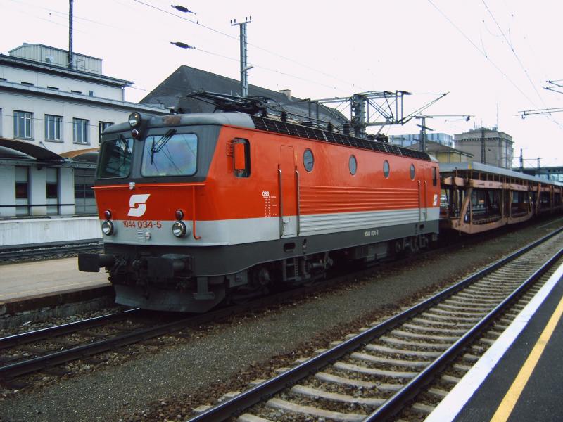 1044 034-5 war am 05.04.2006 mit leeren Autowagons auf der Westbahn unterwegs. Nach ein paar Minuten Stehzeit hier in Wels ging die Fahrt Richtung Linz weiter.
