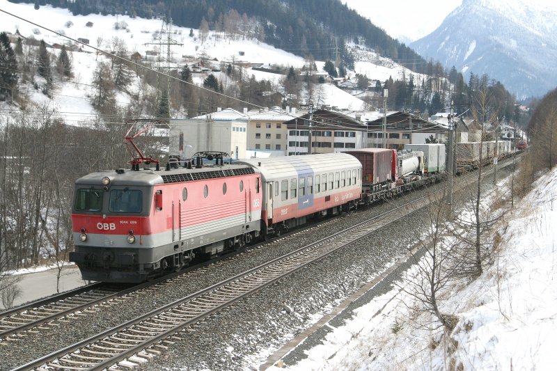 1044 039 fhrt am 06. Mrz 2008 mit einer RoLa in Richtung Wrgl. Als zweites Tfz. befindet sich eine 1216 am Zugschluss.