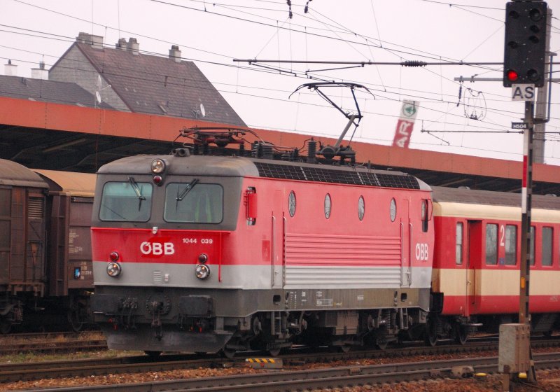 1044 039 mit bereits abgeblendeten Scheinwerfern kurz vor ihrem Halt in Amstetten, N. Gibt es eigentlich  Standlicht  bei DB-Loks? (11.11.2008).
