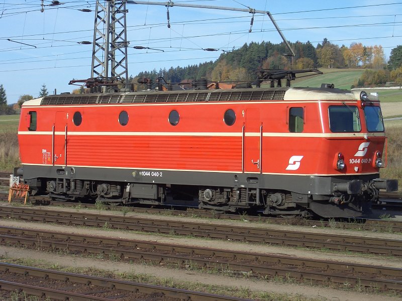 1044-040-2 abgestellt im Bahnhof Summerau.(26.10.2006