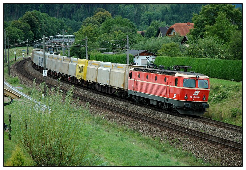 1044 040 bespannte am 17.8.2007 den Gterzug 58170 von Gratwein nach Ybbs a.d. Donau. Die Aufnahme enstand bei der Durchfahrt in Stbing. Aktuell ist der Bestand von 1044 mit Altlack auf 5 Maschinen geschrumpft.