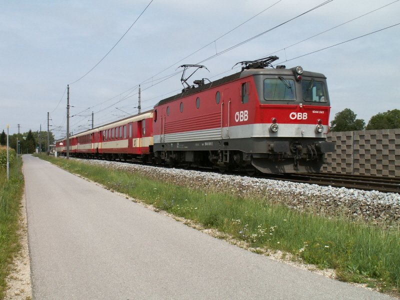 1044 041 mit Schlierengarnitur am 9.8.2007 als REX 3909, auf dem Bild zwischen Ansfelden und Nettingsdorf