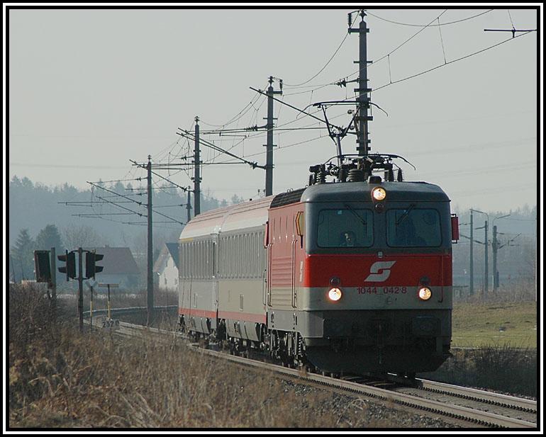 1044 042 bespannte am 20.3.2006 den IC 155 von Graz nach Marburg (Maribor). Die Aufnahme entstand kurz vor Wildon.