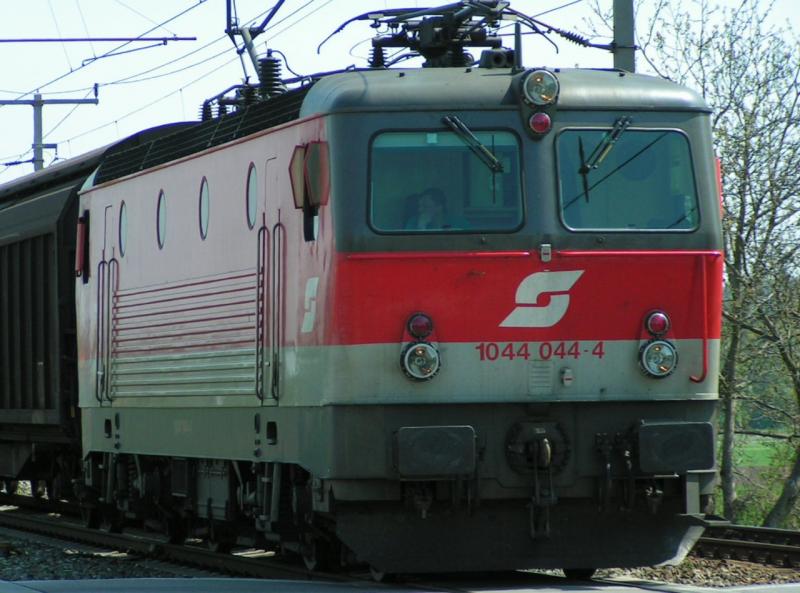1044 044-4 hat einen schweren Gterzug Richtung Wien am Haken; Ausfahrt BRUCK/Leitha 2006-04-24