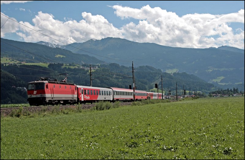 1044 044 bringt den IC 613 von Innsbruck zurck nach Graz Hbf, dass um ca. 21:25 Uhr erreicht werden soll. Der Wagenpark sieht aus wie bei einigen REX-Zgen, aber immerhin gibt es ein mobiles Bordservice. (08.07.2008)
