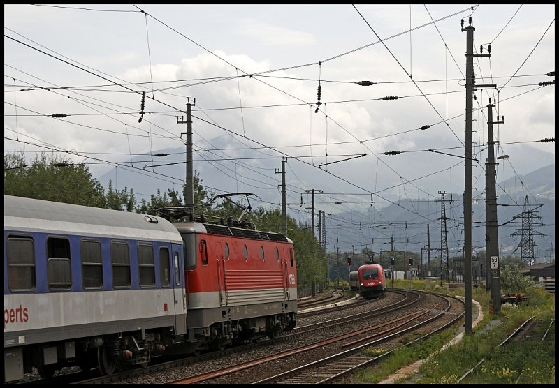 1044 046 begegnet mit einer RoLa in Fritzens-Wattens einem Taurus mit dem REX 1504 nach Innsbruck. (31.07.2009)