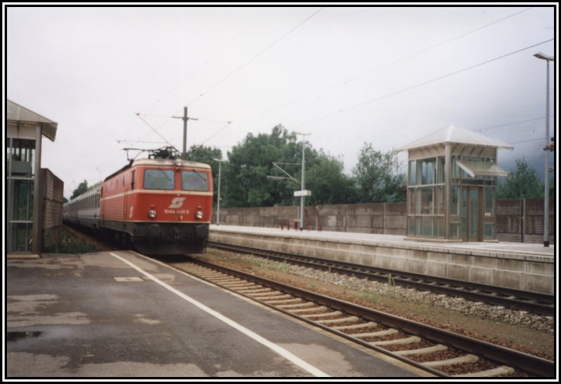 1044 048 bringt einen EuroCity von Mnchen zum Brenner und durchfhrt im Juli 2000 den Bahnhof Kiefersfelden.