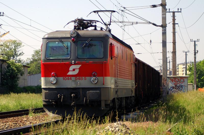 1044 048 fhrt mit einem Gterzug am 28.5.2005 Richtung Wien-Meidling